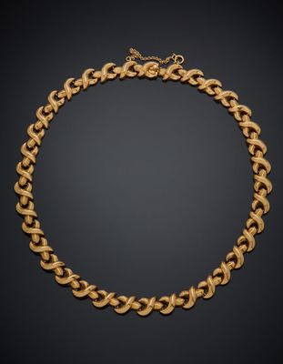 un collier en or sur fond noir