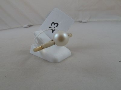 a small white ring with a pearl bead on it