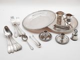 un plateau en argent sur lequel sont disposés des couverts et des cuillères en argent