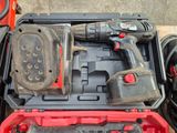 deux outils dans une boîte à outils posée sur une table