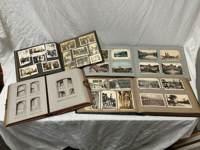 une table avec un tas de vieilles photos dessus
