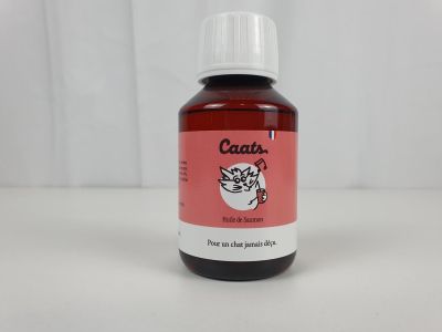 un gros plan sur une bouteille de liquide sur laquelle figure un chat