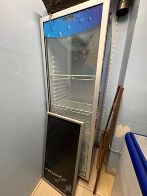 une porte vitrée dans un coin d'une pièce en cours de rénovation