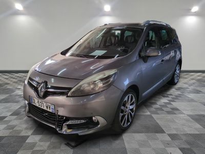 la photo d'une voiture garée dans un garage