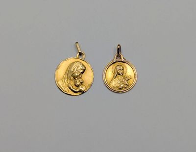 une paire de boucles d'oreilles plaquées or représentant la Vierge à l'Enfant