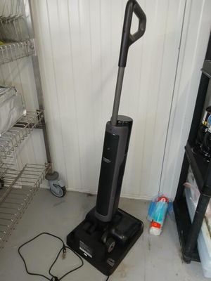 un aspirateur posé sur le sol d'une pièce