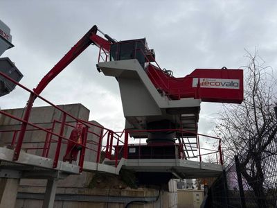 une grue rouge perchée au sommet d'un immeuble