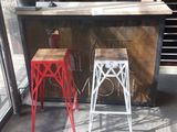 deux tabourets rouges placés devant un bar