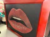 une photo représentant les lèvres d'une femme, dans un cadre rouge