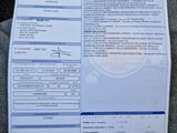 une photo du permis de conduire d'un automobiliste posée sur un siège de voiture