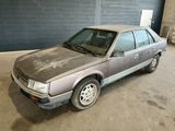 une voiture sale garée dans un garage