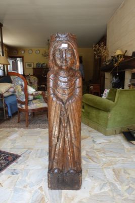 une statue représentant une femme tenant un bébé dans un salon