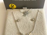 Ensemble collier et boucles d'oreilles plaqués argent, présenté dans un coffret cadeau
