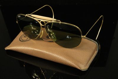 RAYBAN. Paire de lunettes de soleil à monture en métal doré.…