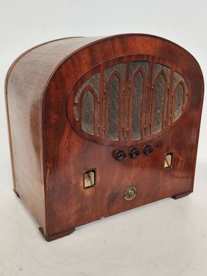 une radio à l'ancienne posée sur une surface blanche