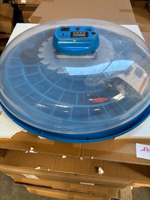 un couvercle en plastique bleu posé sur une boîte en carton