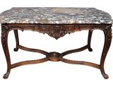 une photo d'une table basse au plateau en marbre sur fond blanc