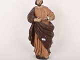 figurine représentant un homme vêtu d'une robe marron et coiffé d'un chapeau marron