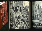 deux livres posés l'un à côté de l'autre sur une table noire