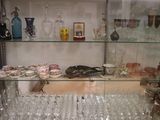 une vitrine contenant de nombreux verres