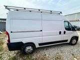 une camionnette blanche garée dans un parking