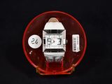 une montre posée sur un objet rouge
