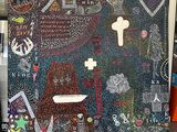 la photo d'une photo représentant une croix posée sur une table