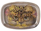 une photo d'un chat sur une assiette en verre
