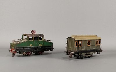 deux petits trains miniatures posés l'un à côté de l'autre sur une surface grise