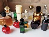 de nombreux types différents de flacons de parfum sur le comptoir