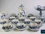 beaucoup de vaisselle et de tasses bleues et blanches sur la table