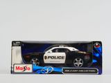 La petite voiture de police en jouet se trouve dans la boîte posée sur la table