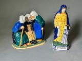deux figurines d'un homme et d'une femme assis sur un banc