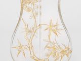 un vase en verre orné d'un motif à la feuille d'or