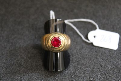un briquet orné d'une pierre rouge et muni d'une étiquette de prix