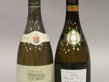 deux bouteilles de vin posées l'une à côté de l'autre sur une table