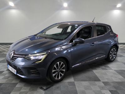 une voiture grise est garée dans une pièce au sol à carreaux