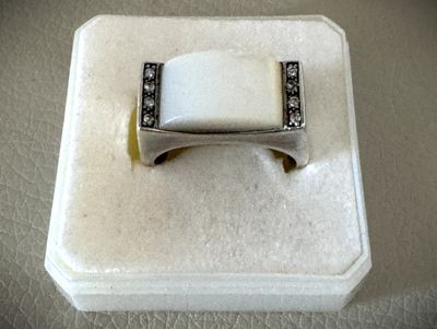 a ring that is sitting on top of a white box