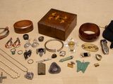 une boîte en bois remplie de bijoux variés, posée sur une table