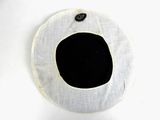 une photo d'un objet rond noir et blanc posé sur une surface blanche