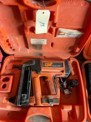 une mallette à outils orange contenant une agrafeuse, une agrafeuse et une agrafeuse