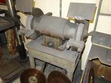 une machine posée sur une table dans une pièce