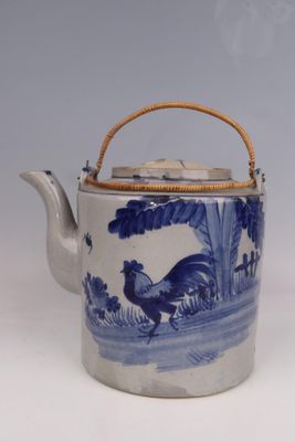 VIETNAM Grande théière en céramique à décor bleu d'un coq da…
