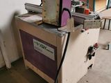 a machine that is sitting on the floor in a room
