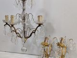 paire de lustres anciens en laiton et cristal