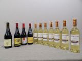 plusieurs bouteilles de vin sont alignées sur une table