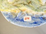 une assiette bleue et jaune sur laquelle est représenté un oiseau