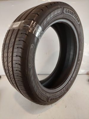 un gros plan d'un pneu sur une surface blanche