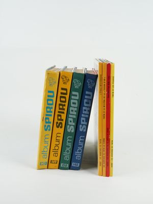 trois livres empilés sur une surface blanche