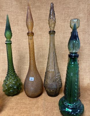 cinq vases en verre de couleurs différentes posés sur une table